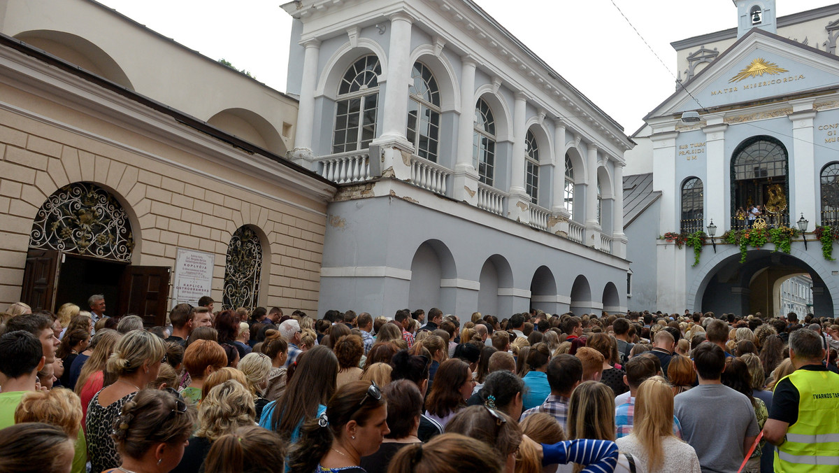 Ponad 500 uczniów szkół polskich na Litwie nie poszło w środę do szkół, a wzięło udział we mszy świętej odprawionej w Wilnie przed obrazem Matki Bożej Ostrobramskiej. Msza święta rozpoczęła zapowiadany strajk szkół polskich na Litwie.