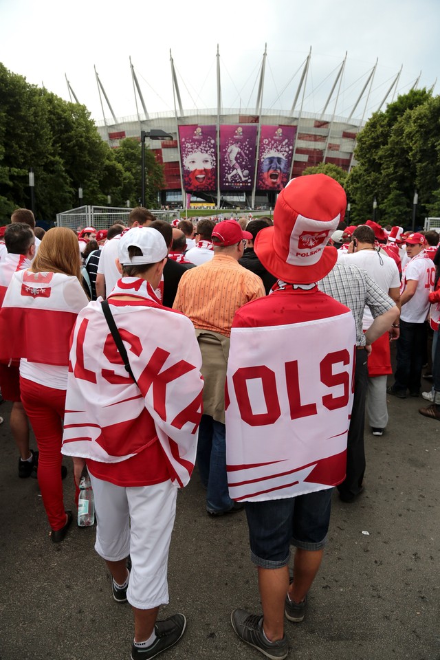 Biało-czerwoni kibice przed historycznym meczem