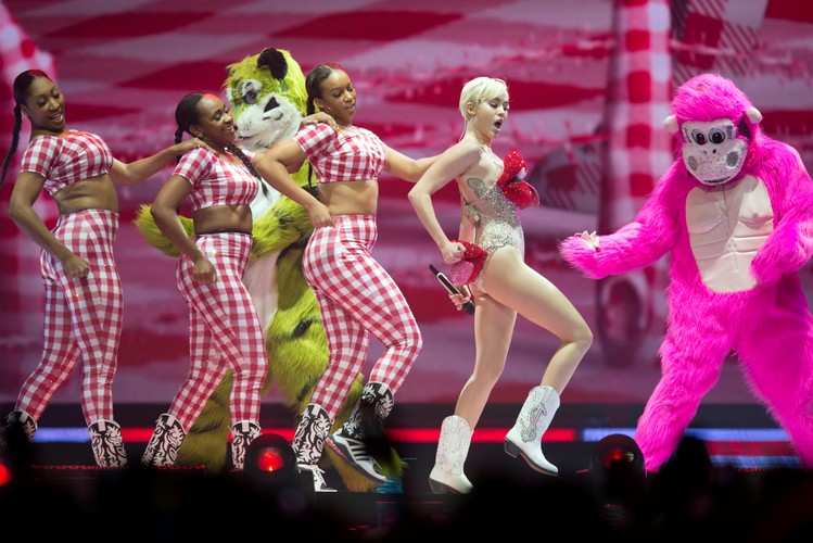 Miley Cyrus podczas koncertu w Kolonii