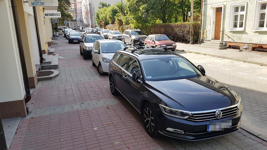 Czy policjanci z KWP parkują za darmo w pobliżu komendy? Mamy odpowiedź drogowców