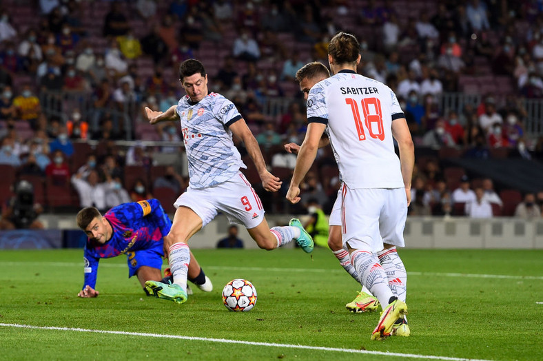 Robert Lewandowski strzela gola Barcelonie podczas tegorocznej edycji Ligi Mistrzów (14.09.2021)