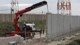 Izrael akkora határkerítést épít, hogy a mienk kismiska hozzá képest – fotók