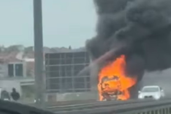 (VIDEO) BUKTINJA NA PUTU KOD TUNELA STRAŽEVICA Gori kamion, gust crni dim kulja na sve strane: Vozači, oprez!