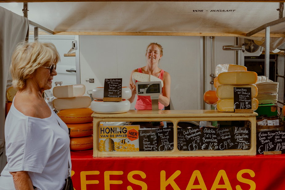 Anne-Lynn Dietz kroi ser na swoim stoisku Kees Kaas na Dappermarkt w Amsterdamie