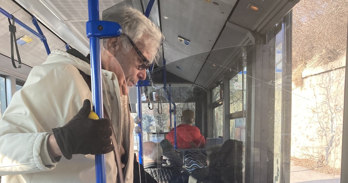 Szinte hihetetlen: busszal jár a magyar sztár – Felismeri a képen?