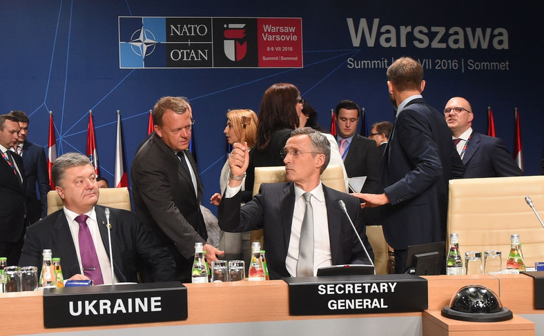 Prezydent Ukrainy Petro Poroszenko (L), sekretarz generalny NATO Jens Stoltenberg (3L), premier Danii Lars Lokke Rasmussen (2L), podczas Komisji NATO - Ukraina (NUC), w trakcie drugiego, ostatniego dnia szczytu NATO na stadionie PGE Narodowym w Warszawie