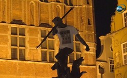 Koszulka z "Konstytucją" na Neptunie w Gdańsku. Szef Solidarności: Niech Adamowicz...