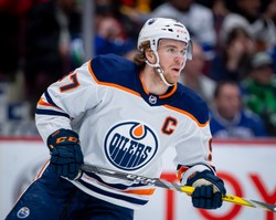 McDavid "ustrzelił" hat-trick Obrońcy tytułu zaczęli od wygranej [WIDEO]