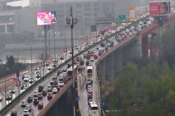 (FOTO, VIDEO) Automobil na KROVU kod Bubanj potoka, kiša napravila haos, gužve po celom gradu: Izbegavajte ove deonice