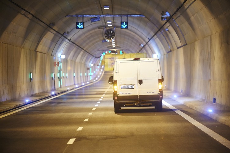 Wcześniej Instytut Techniki Budowlanej z Warszawy przeprowadził niezależny test sprawdzający bezpieczeństwo i scenariusz pożarowy obowiązujący w tunelu. Stwierdził, że zarówno system wentylacji jak i powiązane z nim elementy automatyki pożarowej funkcjonują skutecznie i zgodnie z przyjętym scenariuszem pożarowym.
<br>
Po zakończonej procedurze odbiorowej oraz uzyskaniu pozytywnych opinii instytucji kontrolujących, Powiatowy Inspektorat Nadzoru Budowlanego w Gdańsku wyda pozwolenie na użytkowanie tunelu. Następnie tunel zostanie przekazany do Zarządu Dróg i Zieleni, który będzie operował obiektem. 'To ZDiZ zdecyduje, w którym dniu dopuści ruch w tunelu, ale - jak ocenił Trykosko - powinno to nastąpić niezwłocznie po otrzymaniu pozwolenia na użytkowanie'. „W ciągu tygodnia - najdalej dwóch - powinniśmy być w stanie podać oficjalny termin otwarcia tunelu dla ruchu pojazdów” - zapowiedział.

<br>bls/ pz/
<br><br>fot.  (mr) PAP/Dominik Kulaszewicz