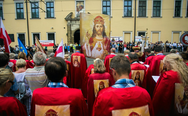 Wiec poparcia dla abp. Jędraszewskiego w Krakowie. Wśród tłumu modlących pojawili się politycy PiS