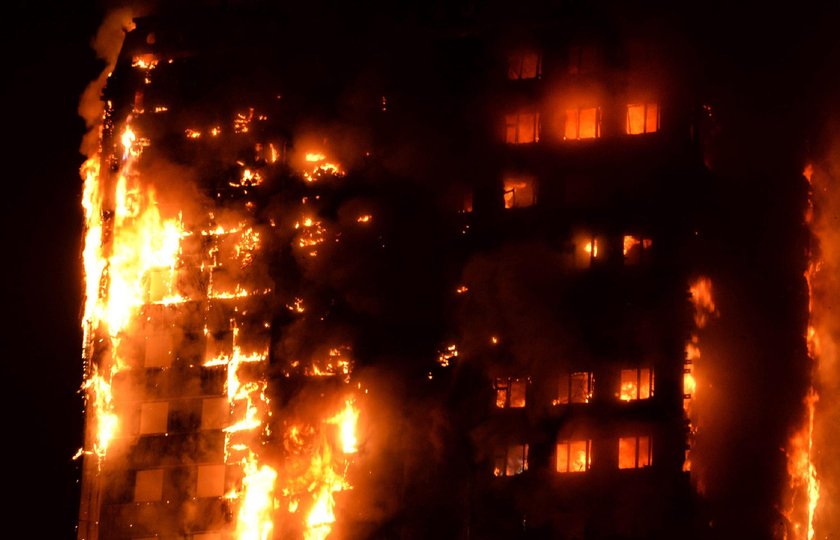 Żenujący żart reportera pod spalonym wieżowcem