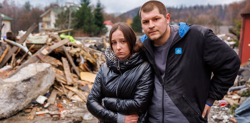 Zrozpaczone rodziny wróciły na gruzowisko w Ustroniu. Gdy znaleźli to w zgliszczach, nie dało się już powstrzymać szlochu