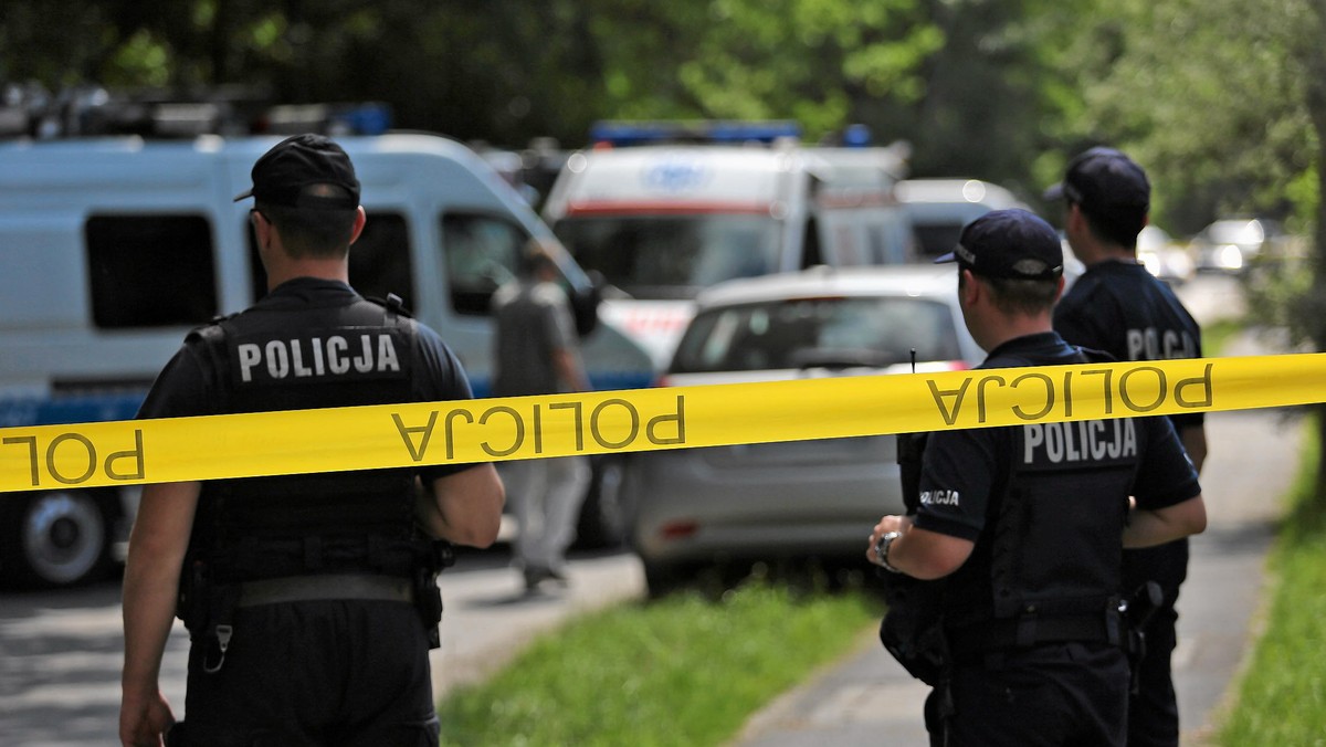 Policja zatrzymała już trzy osoby, które mogą mieć związek z wczorajszym atakiem na 23-latka w Krakowie - podało RMF FM. Przypomnijmy, że mężczyznę znaleziono na ul. Żywieckiej z odciętą ręką. Mimo reanimacji, 23-latek zmarł.