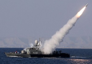 Iranska mornarica testira projektil dugog dometa "mehrab" tokom vojnih vežbi kod Ormuskog moreuza 1. januara 2012.