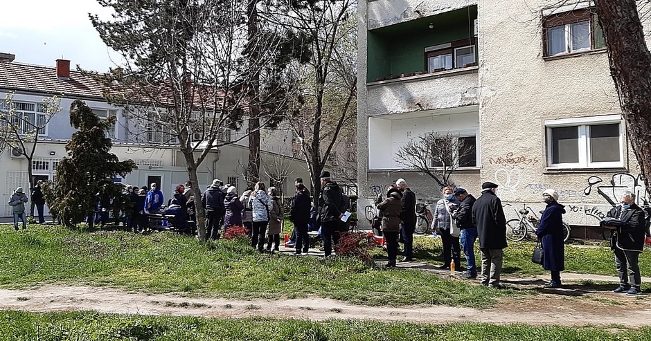 Red ispred ambulante u Kumičićevoj