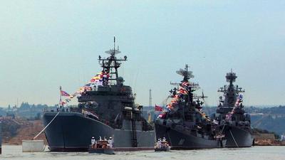 Okręty Floty Czarnomorskiej Federacji Rosyjskiej podczas defilady w Sewastopolu w 2008 roku fot. PAP/EPA/ARTUR SHVARTS