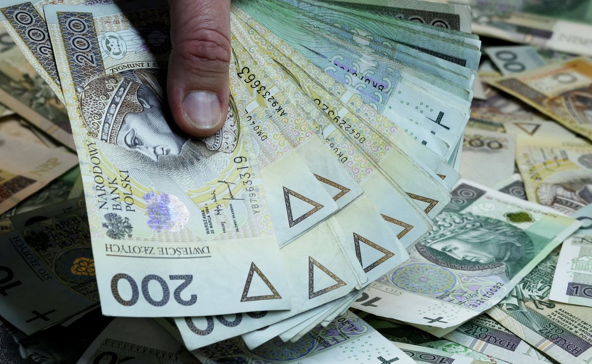 Polacy w kolejce po socjal. Rząd wyda na zasiłki ponad miliard złotych więcej niż planował