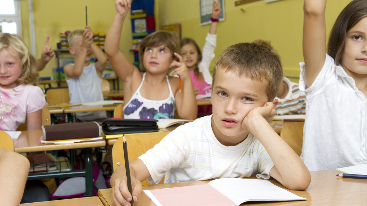 Niektórzy rodzice uczniów klas zerowych w Szkole Podstawowej nr 8 w Stargardzie są oburzeni, że dzieci będą zaczynać lekcje już o godzinie 6.30. – To przesada! – denerwują się.