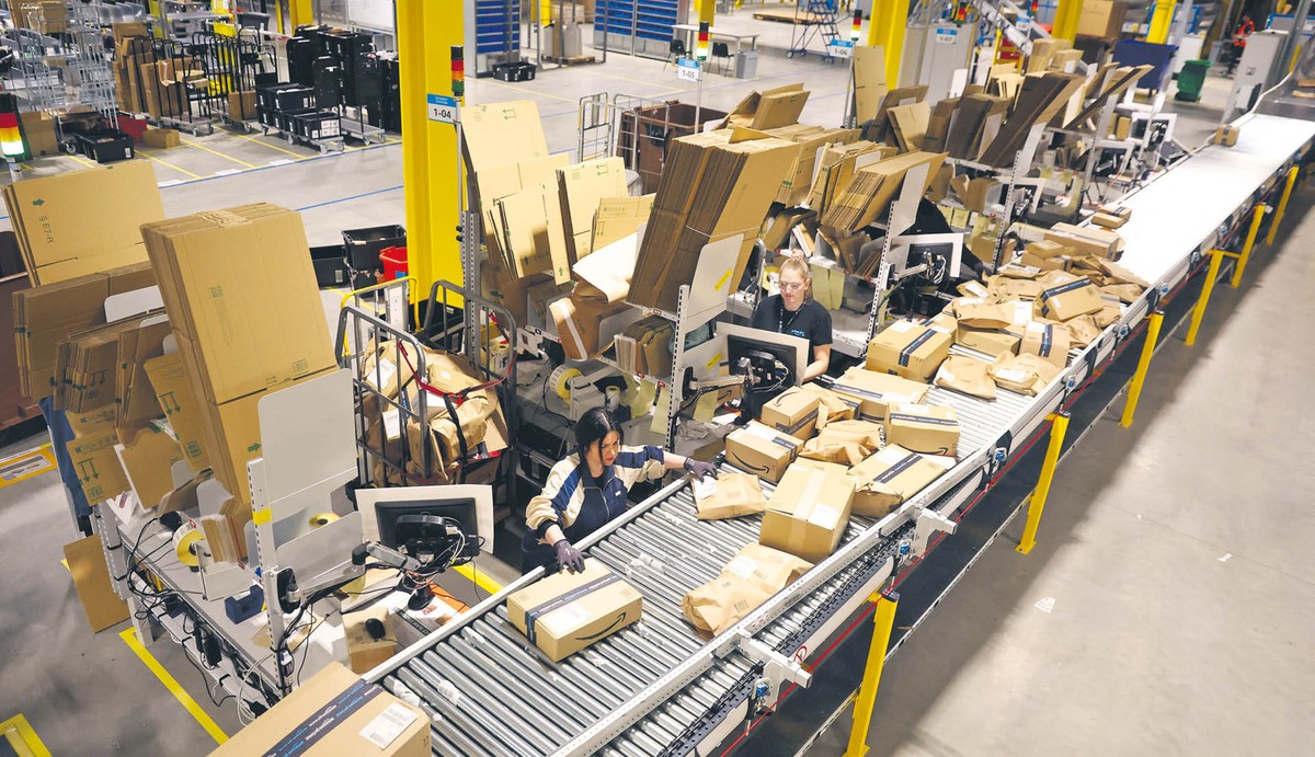 „The New York Times” podał, że Amazon w ciągu dekady zamierza zastąpić 600 tys. pracowników robotami i AI