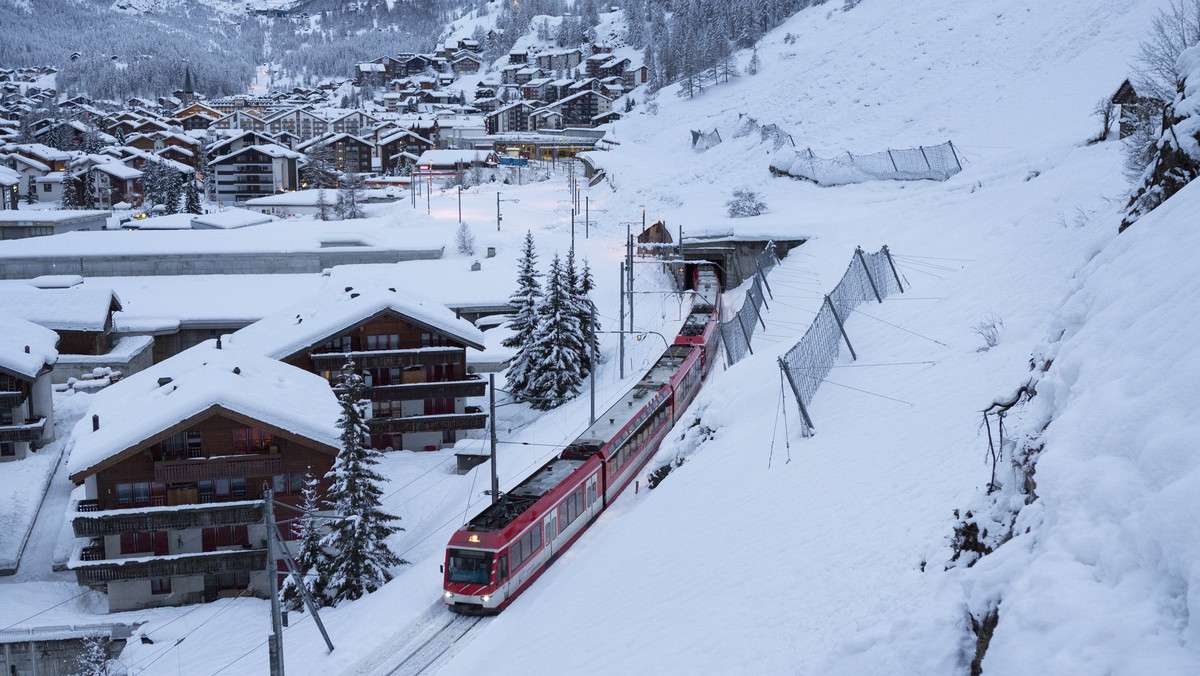 Po dwóch dniach przywrócono ruch pociągów ze szwajcarskiej miejscowości Zermatt. Popularny ośrodek turystyczny i centrum sportów zimowych u podnóża Matterhornu był odcięty od świata z powodu obfitych opadów śniegu i zagrożenia lawinowego.