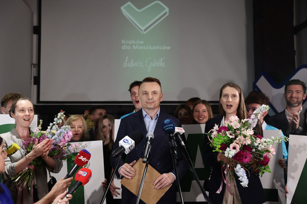 Kandydat na prezydenta Krakowa Łukasz Gibała (C) z partnerką Adrianną Siudy (C-P)