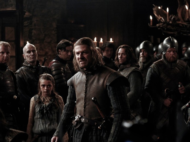 Miejsce 1. 'Gra o tron' To bezsprzecznie najlepszy serialowy debiut 2011 roku. Przeniesienie literackiego dzieła na mały ekran z taką precyzją i mistrzowską dbałością o najdrobniejszy szczegół zasługuje na najwyższe uznanie. Intrygująca fabuła, niebanalne postaci i mnogość fascynujących wątków sprawiają, że z niecierpliwością oczekujemy kolejnego sezon 'Gry o tron'