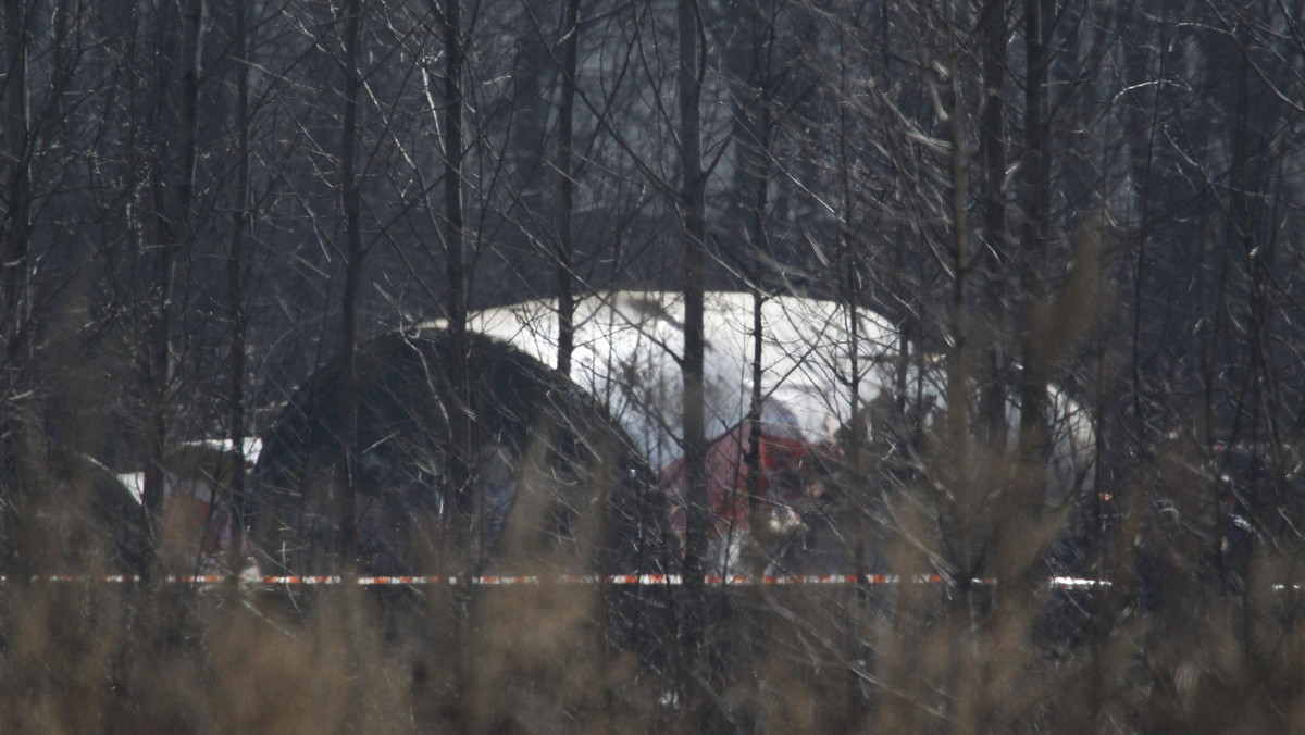 "Rzeczpospolita": Relacje kontrolerów z podsmoleńskiego lotniska Siewiernyj, które przekazali w sierpniu rosyjskim śledczym, różnią się od poprzednich, złożonych w kwietniu. Różnice dotyczą kilku kluczowych dla śledztwa kwestii.