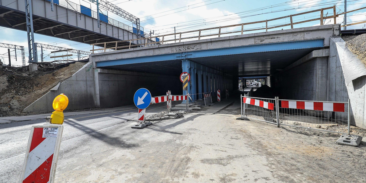 Remont skończyli, a zwężenie zostało. Tak kolej buduje na Prądniku 