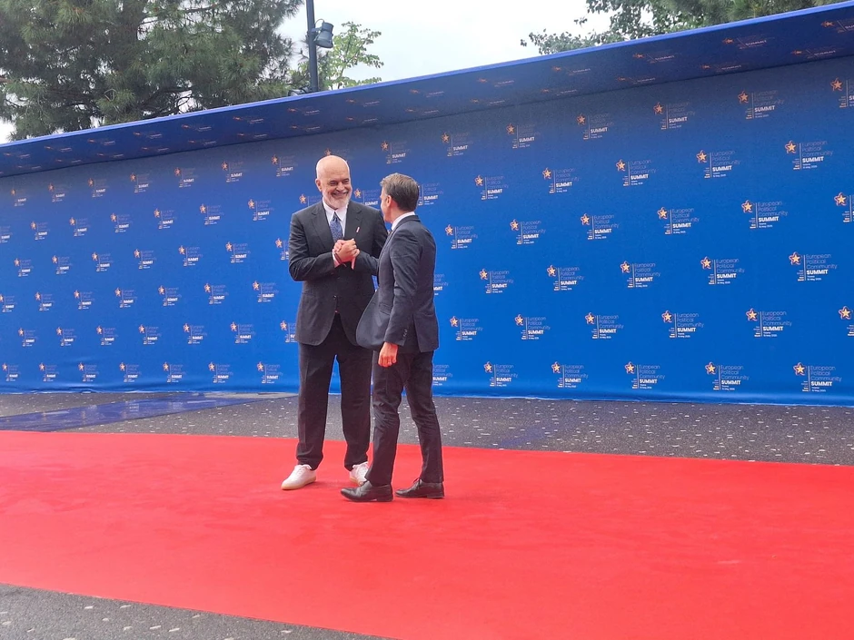 Rama dočekuje Makrona