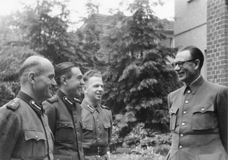 Gen. Własow z oficerami Rosyjskiej Armii Wyzwoleńczej