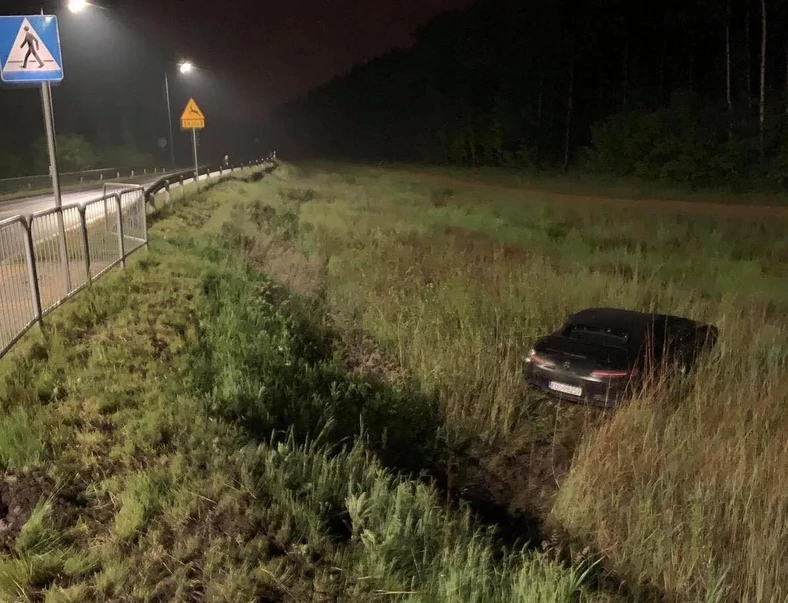 Mercedes wypadł z drogi. Prędkość w chwili przejazdu przez rondo – 158 km/h