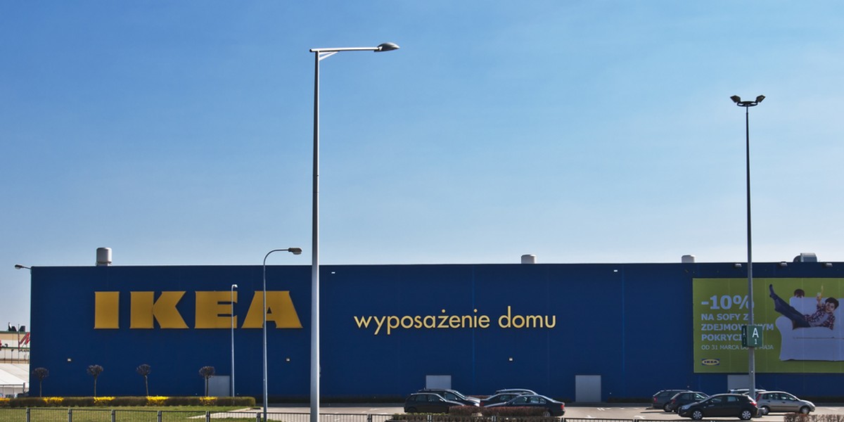 Przy sklepach Ikea w Warszawie (Targówek) i Łodzi uruchomiono testowe skrytki z których klienci mogą odbierać zamówienia o dowolnej porze dnia i nocy.