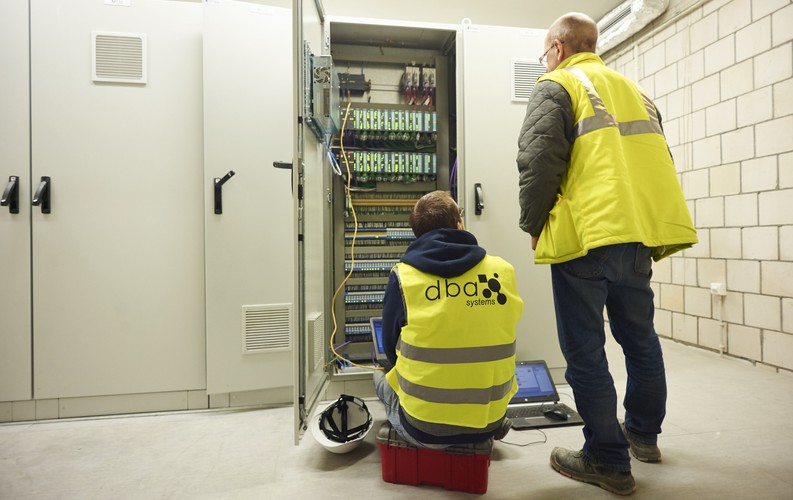 Krzysztof Łutowicz z Gdańskich Inwestycji Komunalnych poinformował, że ruch w tunelu będzie nadzorowany przez całą dobę. Zaznaczył, że w tunelu trzeba będzie zachowywać odpowiednią odległość między pojazdami i prędkość. Dopuszczalna prędkość to 70 km/godz., ale może być okresowo ograniczana np. z powodu dużego natężenia ruchu czy zatoru przy wyjeździe. Zwrócił uwagę, że „w tunelu nie ma odcinka, który byłby niemonitorowany i to intensywnie”. „Operator może zareagować na każde zdarzenie i jest automat, który wykrywa zdarzenia w całym tunelu jak np. pojazd jadący zbyt wolno, stojący pojazd czy jadący pod prąd oraz człowieka, rowerzystę czy zwierzę w tunelu, zgubiony ładunek' – tłumaczył. Powiedział, że operator otrzymuje odpowiedni komunikat na ekranie i może zdecydować np. o zatrzymaniu lub ograniczeniu ruchu czy nadaniu komunikatu.

<br>
Na zdjęciu: Tunel pod Martwą Wisłą w Gdańsku - serwerownia tunelu  
<br>bls/ pz/
<br><br>fot.  (mr) PAP/Dominik Kulaszewicz