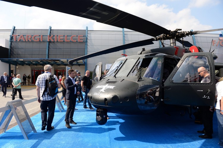 Kielce XXIV Międzynarodowy Salon Przemysłu Obronnego - Śmigłowiec Black Hawk. <br><br> (mr) PAP/Piotr Polak