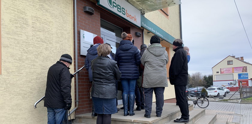 Na Podkarpaciu wrze. Na klientów banku padł blady strach