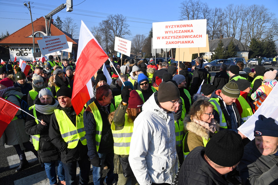 Blokada zakopianki w Krzyszkowicach, w ramach akcji "Wyjdźmy na pasy. Chcemy bezpiecznie żyć"