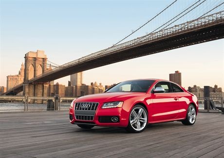Audi S5 auf der Brooklyn Bridge, New York City