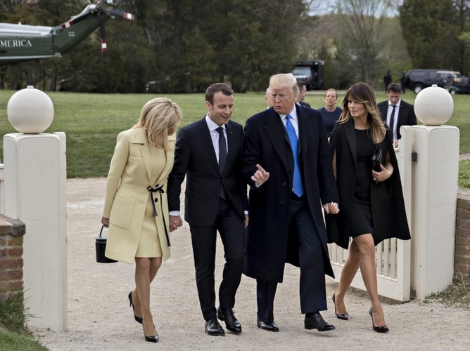 Brigitte i Emmanuel Macronowie oraz Donald i Melania Trumpowie