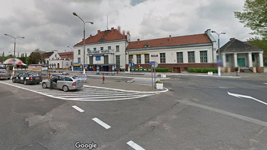 Mężczyzna wpadł pod pociąg w Toruniu. Policja nie wie, kim był