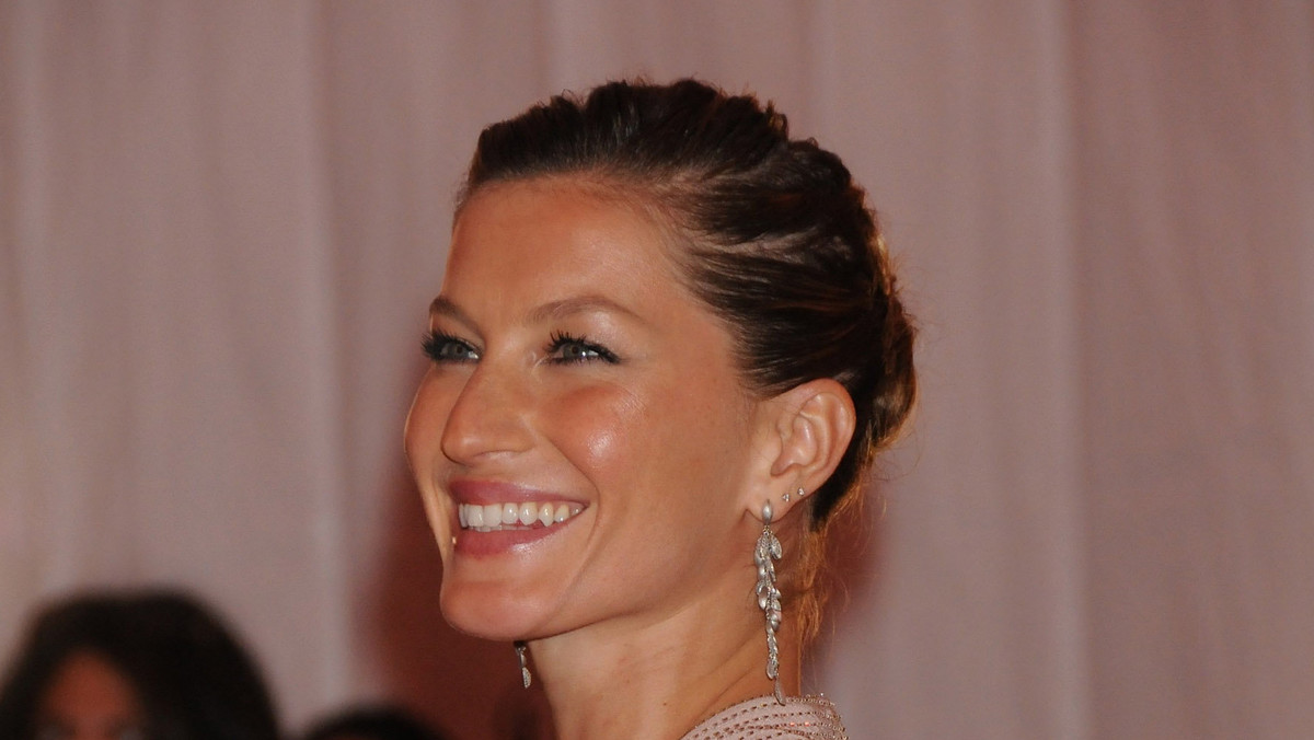 Gisele Bündchen kilkanaście dni temu odwiedziła paryską klinikę, aby zrobić operacje plastyczne. Żeby schować się przed paparazzi, miała na sobie burkę. Zagraniczne media jednak nie dały się oszukać.