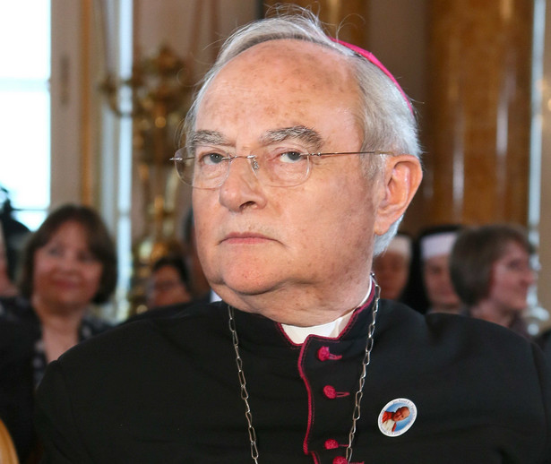 Abp Hoser: Młodzi mężczyźni zachowują się jak dzieci