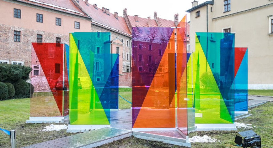 – Wyspia to Wyspiański – otwarty, bezgraniczny, nieskończony. Ale też „wyspa – fragment, odrębne miejsce, które, mam nadzieję, zmienia naszą optykę i pozwala na zobaczenie świata w zdecydowanych, intensywnych kolorach – mówi Kinga Nowak, autorka instalacji.