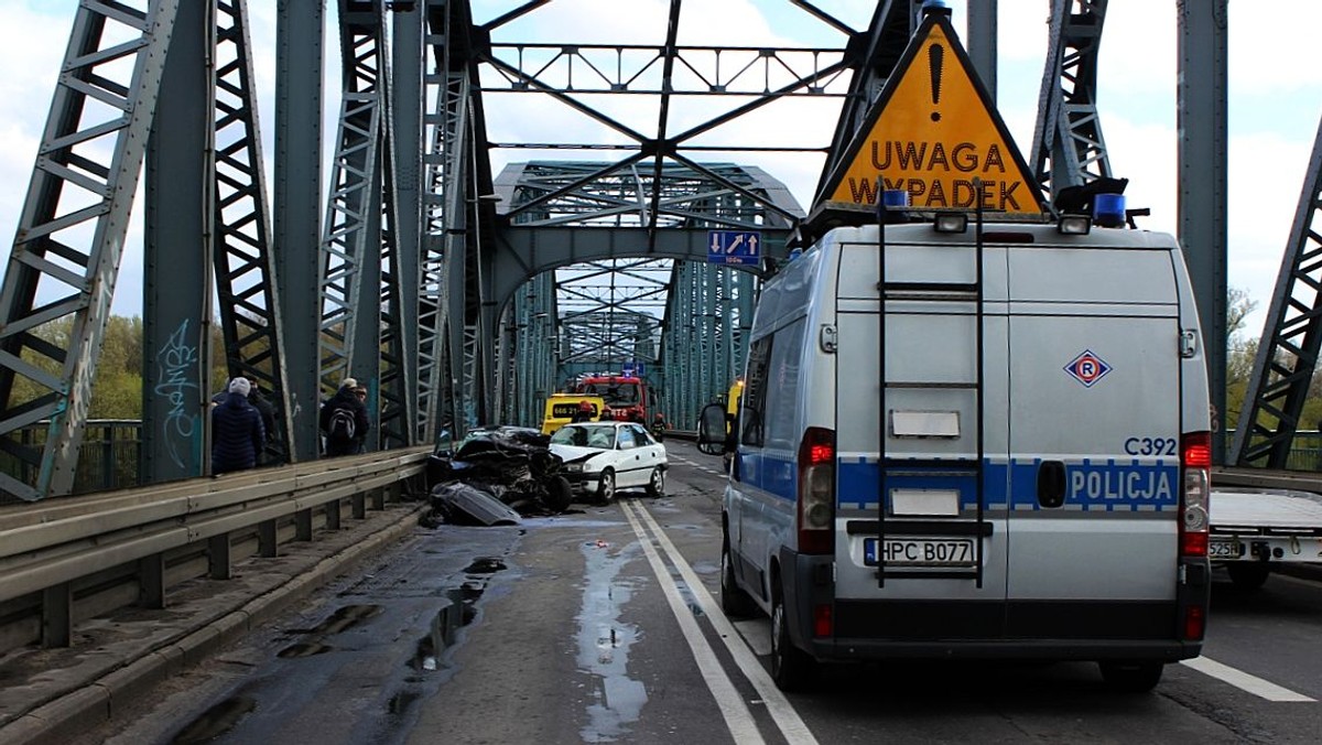 23-latek, który w wyniku nieudanego manewru wyprzedzania na Moście im. Piłsudskiego w Toruniu doprowadził do zderzenia czterech aut, został zatrzymany przez policję. Po przebadaniu okazało się, że miał we krwi ponad promil alkoholu.