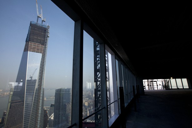 W miejscu zburzonych po atakach terrorystycznych z 11 września 2001 r. wież powstaje kompleks nowoczesnych drapaczy chmur: One World Trade Center, 2 World Trade Center oraz budynków WTC3, WTC4 i WTC5. Projekt zagospodarowania terenu stworzył Daniel Libeskind. Na zdjęciu One World Trade Center widziany z 60 piętra wieżowca 4 WTC.