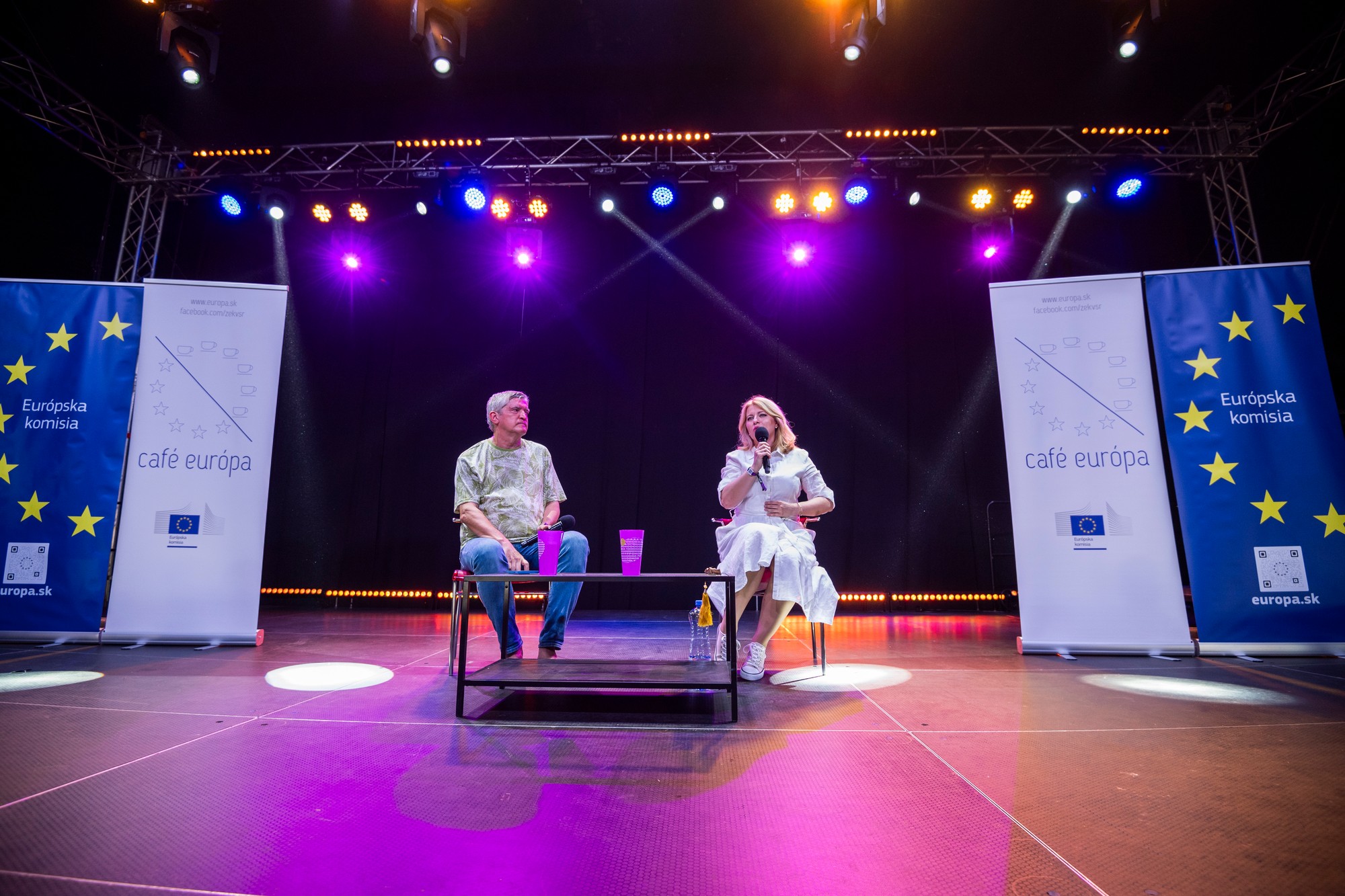 Prezidentka SR Zuzana Čaputová počas diskusie s novinárom Štefanom Hríbom v rámci štvrtého dňa festivalu Pohoda.