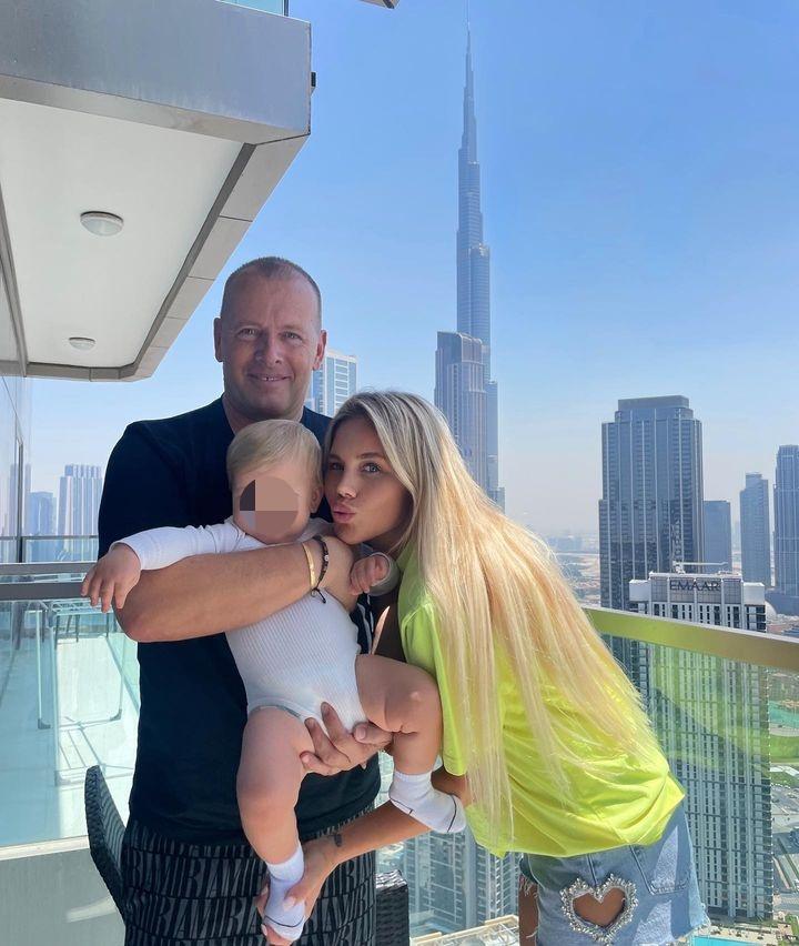 Boris Kollár s partnerkou Laurou a synčekom v Dubaji.