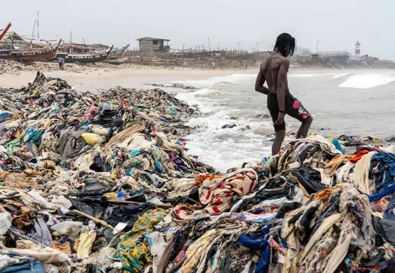 Tony używanych ubrań zalegają na plaży w stolicy Ghany. Te zdjęcia pokazują skalę problemu