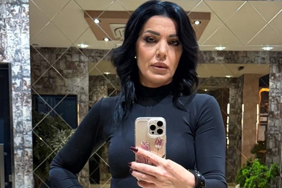 "MISLI DA SA 1.000 DINARA MOŽE DA MI RADI ŠTA HOĆE" Pevačica proziva kolege i hoće da napusti estradu: Evo šta je doživela na nastupu