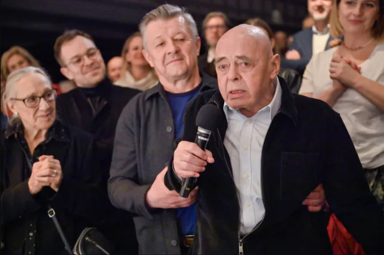 Stanisław Tym zabiera głos po premierze spektaklu "Ciemny grylaż" w Och-Teatrze